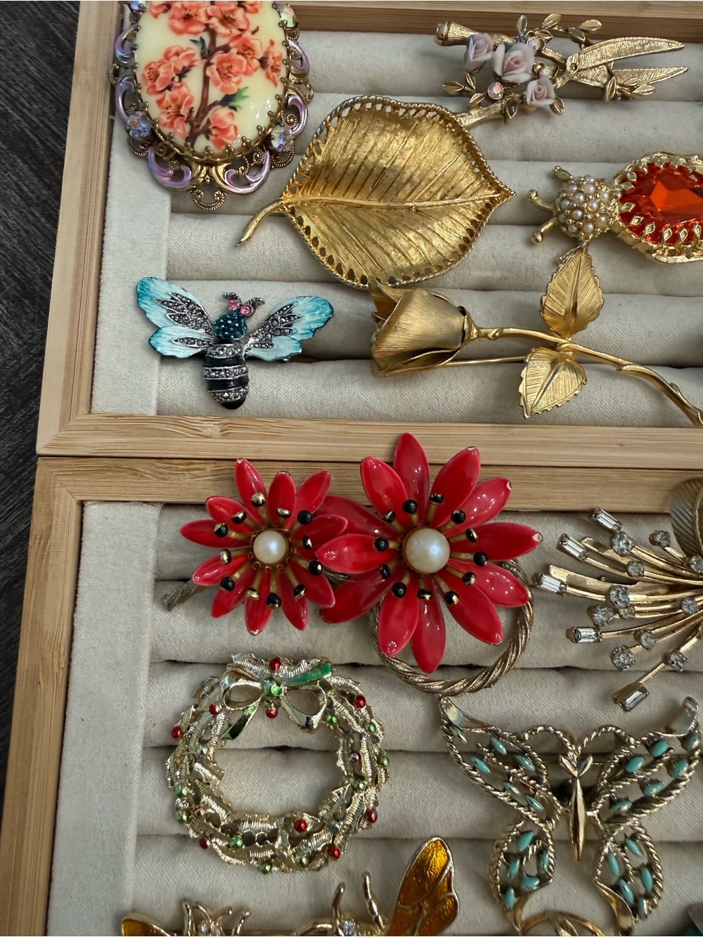 Vintage assorted brooches signed Monet Sarah - Picture 3 of 3